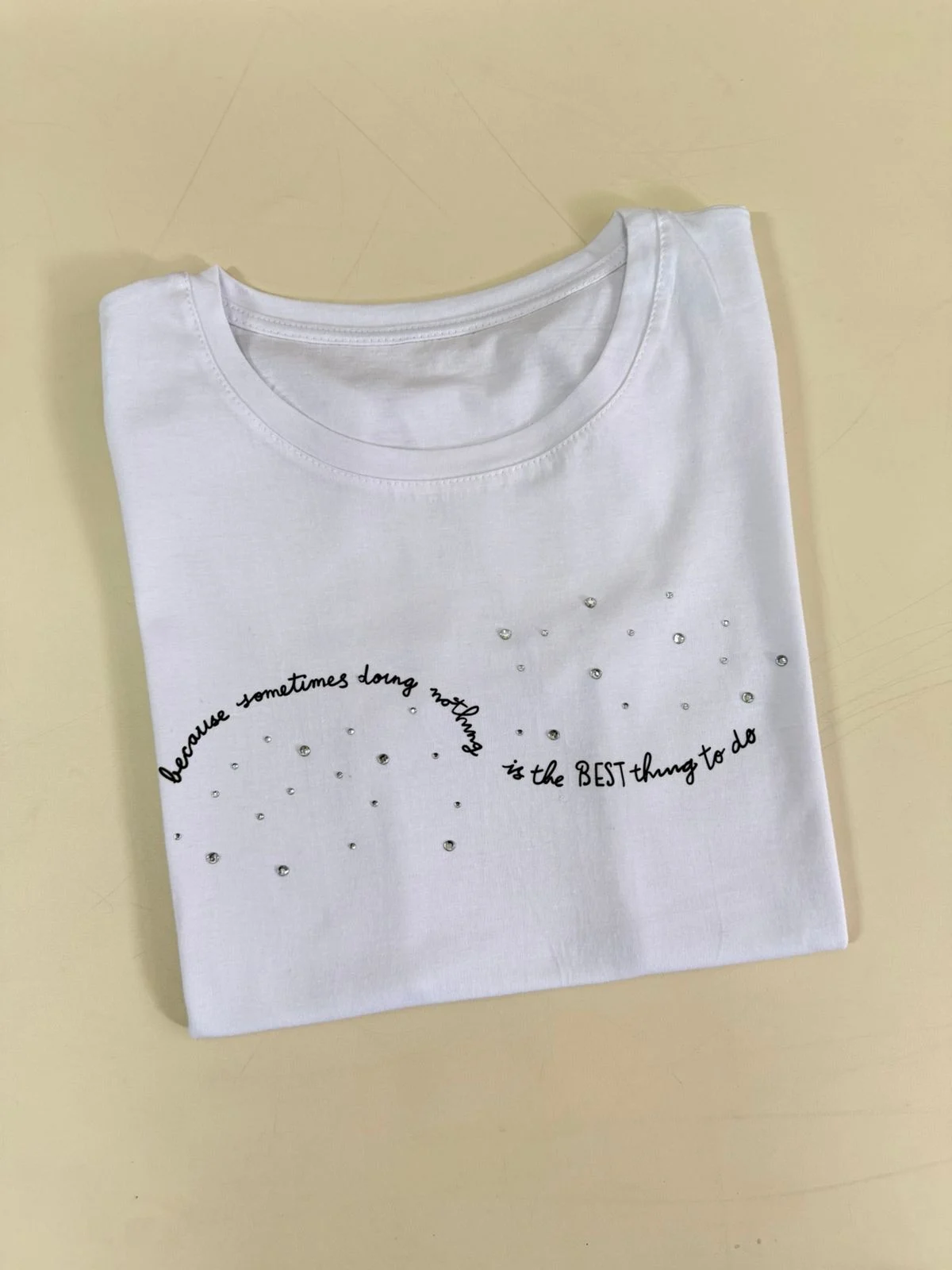 Remera estampa "BEST THING TO DO" con strass (Algodon)