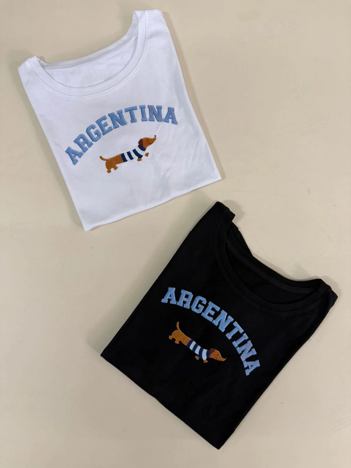 Remera estampa "ARGENTINA PERRITO SALCHICHA" con strass (Algodon)