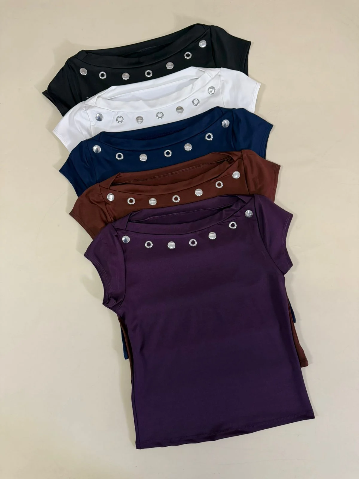 Remera CUELLO BOTE TACHAS (Microfibra)