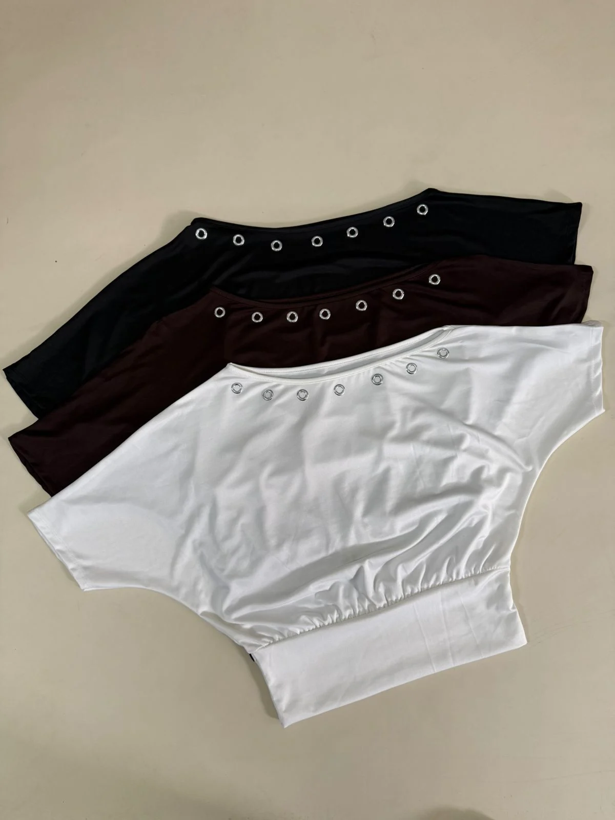 Remera HOMBRO CAIDO CON TACHAS (Microfibra)