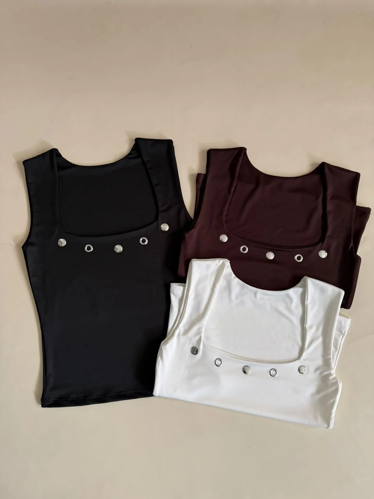 Musculosa CUELLO CUADRADO CON ARANDELAS (Microfibra)