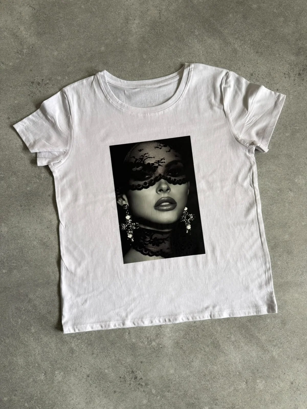 Remera foto "LACE MASK" (Algodon Jersey)